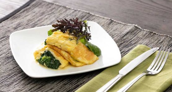 طرز تهیه املت اسفناج و پیازچه با پنیر پارمزان